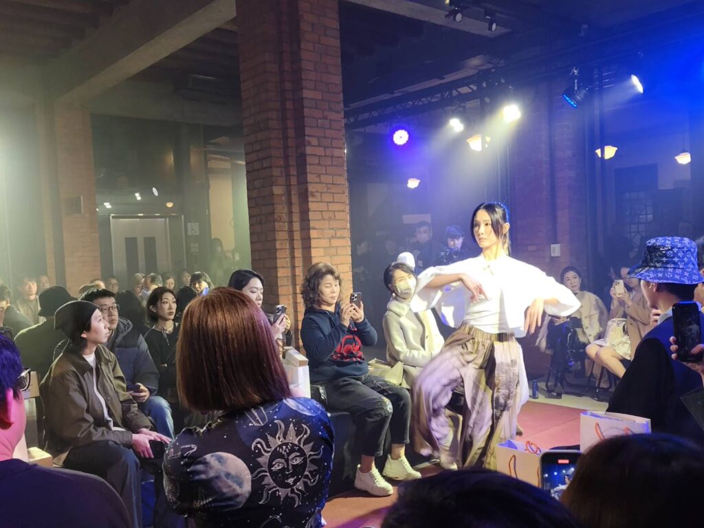 開場由啦啦隊人氣女孩君白表演現代舞,演繹館藏與時尚設計的創意對話。(記者 陳安婷/攝)