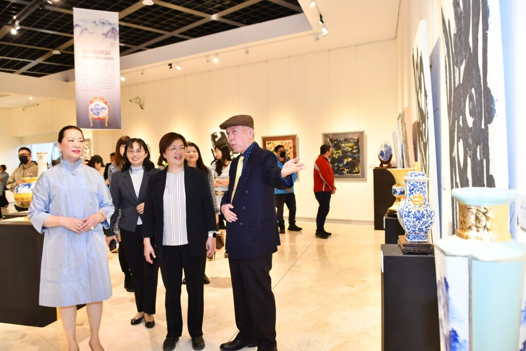 ▲梁永斐(右)為出席開幕式貴賓導覽他的展出作品,左為參展藝術家卓麗秋老師。(圖/彰化縣文化局 提供)