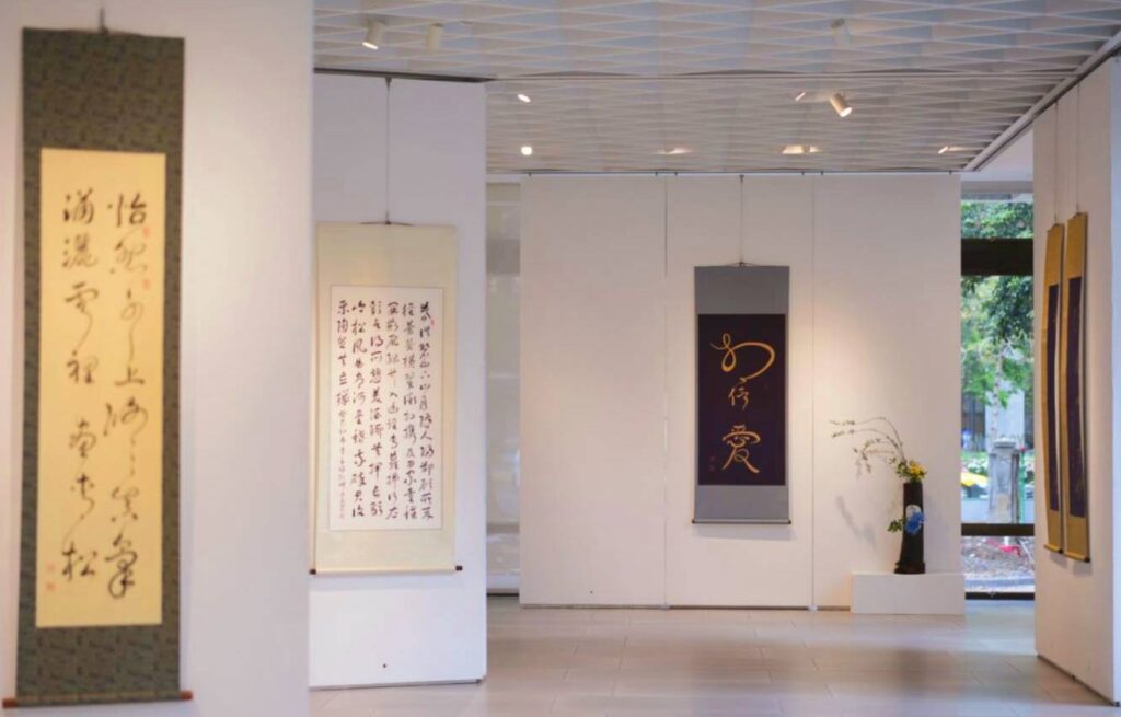 ▲展場的佈置設計呈現活潑與沈靜的空間感,精巧的書香花藝,呈現豐沛人文質感與藝術品味,對觀者將帶來新的視覺感與體悟。(圖/陳耀姬 提供)