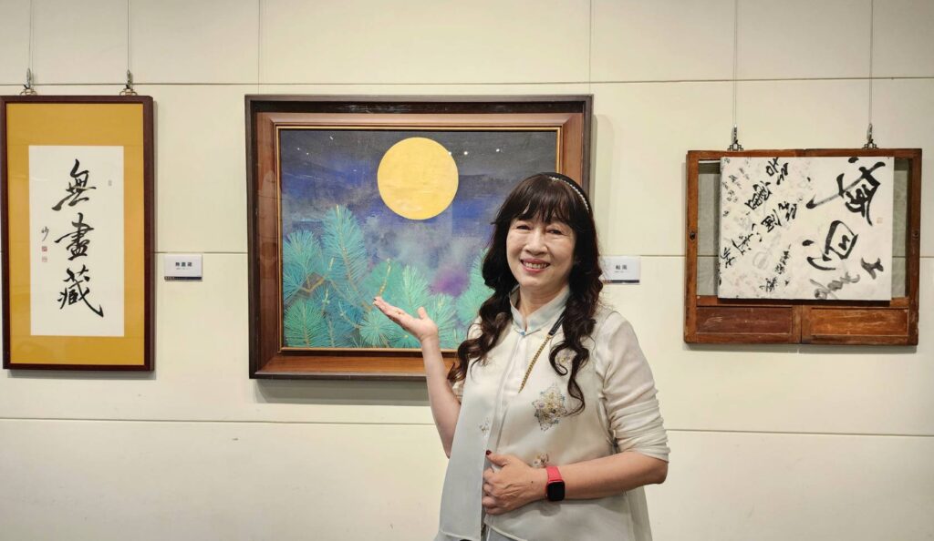 ▲趙純妙老師的膠彩畫風清新、沈靜且充滿療癒,聚焦了不同的藝術品味。(記者 辛澎祥/攝)