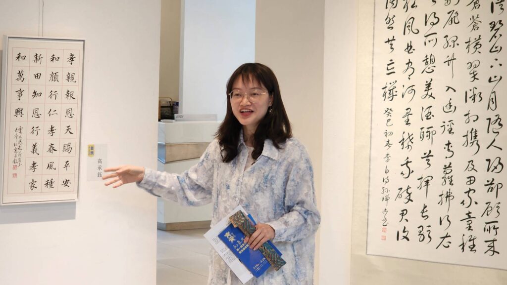 ▲本展策展人陳耀姬為服務團隊進行作品導覽,為每幅作品進行風格、特色與意涵的詳盡介紹,投入作品期中皆有所獲。(記者 辛澎祥/攝)