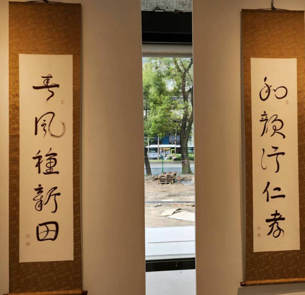 ▲孫端吉教授的墨寶作品,在孝與愛的文化基調中,凝聚了藝術的延伸性,與觀者建構互動交流的美感。(記者 辛澎祥/攝)