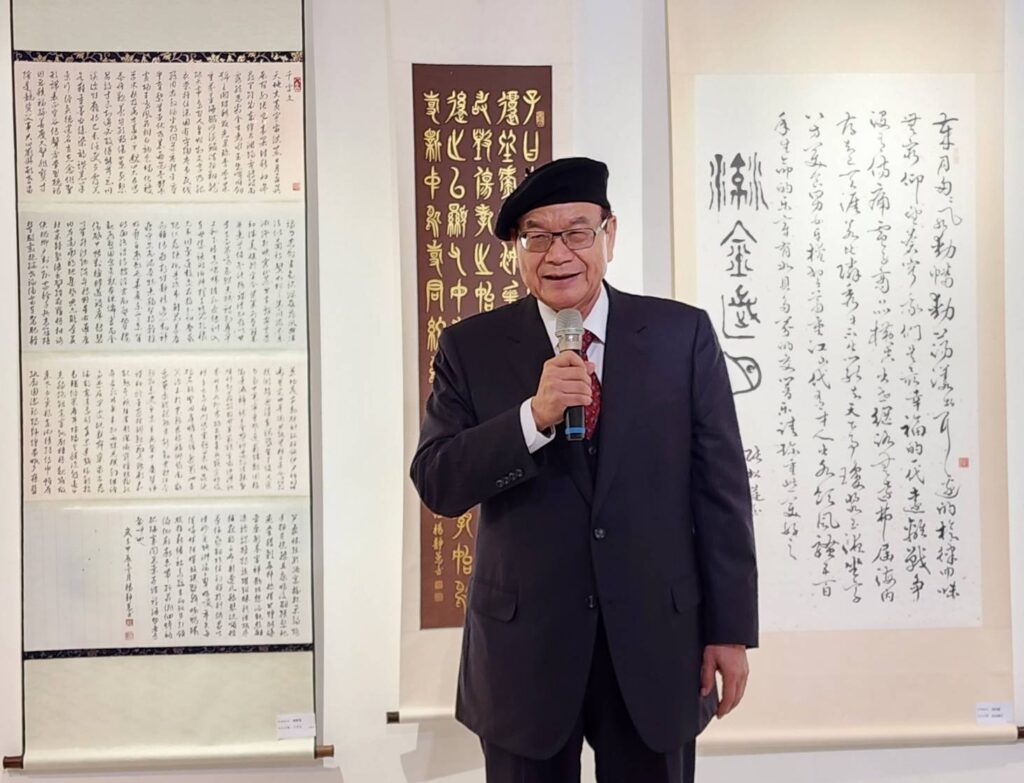 ▲中華學術文教基金會董事長高崇雲致詞時,緬懷創會理事長謝宗安大師當年立會與首展的過程,讓人感動。(記者 辛澎祥/攝)
