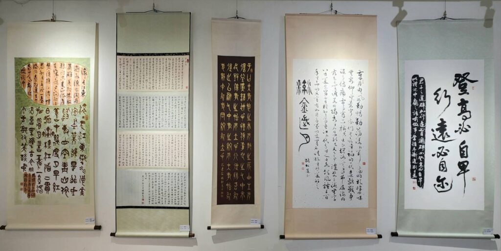 ▲中華婦女書會的多位歷屆理事長與名家作品參展,成為聯展活動中的正向話題。(記者 辛澎祥/攝)