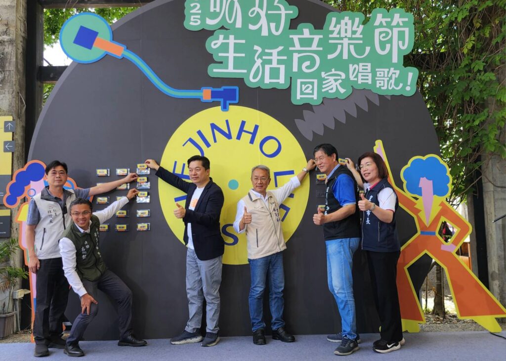 ▲將傳統錄音帶放入卡匣中,與會貴賓熱情的為活動揭開序幕。(記者 辛澎祥/攝)