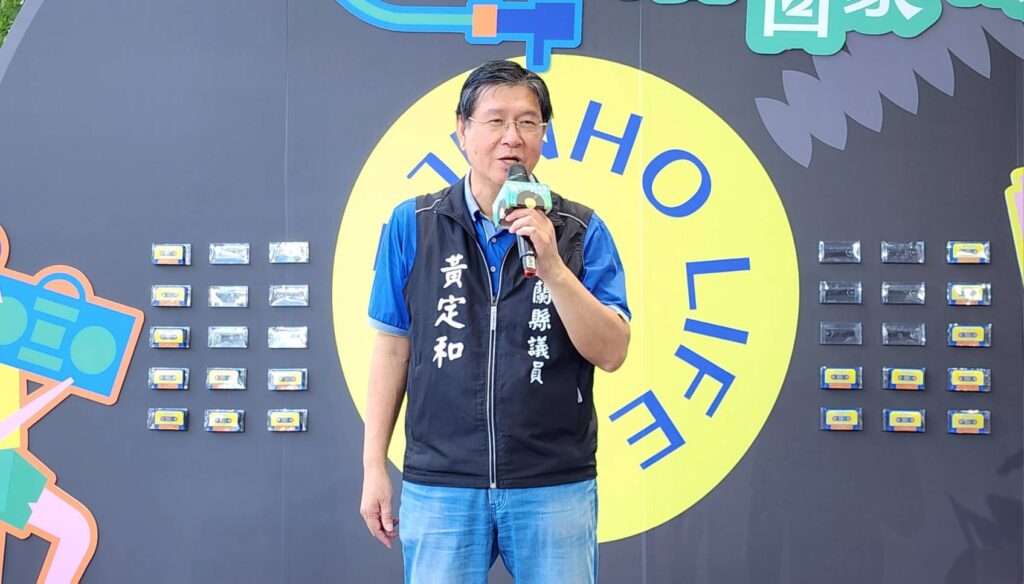 ▲宜蘭縣議員黃定和希望鄉親父老及民眾多多唱歌,帶給生活諸多和樂與美好。(記者 辛澎祥/攝)