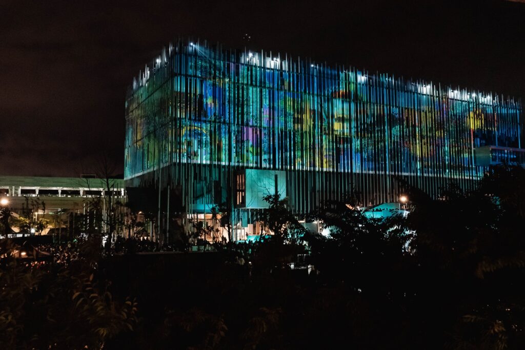 新北市美術館開館活動建築光雕。 (圖/文化局提供)