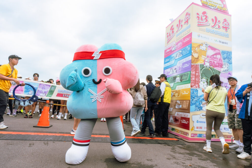 ▲2025新北市鐵道馬拉松接力賽,邀請雙北世界壯年運動會吉祥物壯寶替選手們加油打氣。(圖/新北市觀旅局 提供)