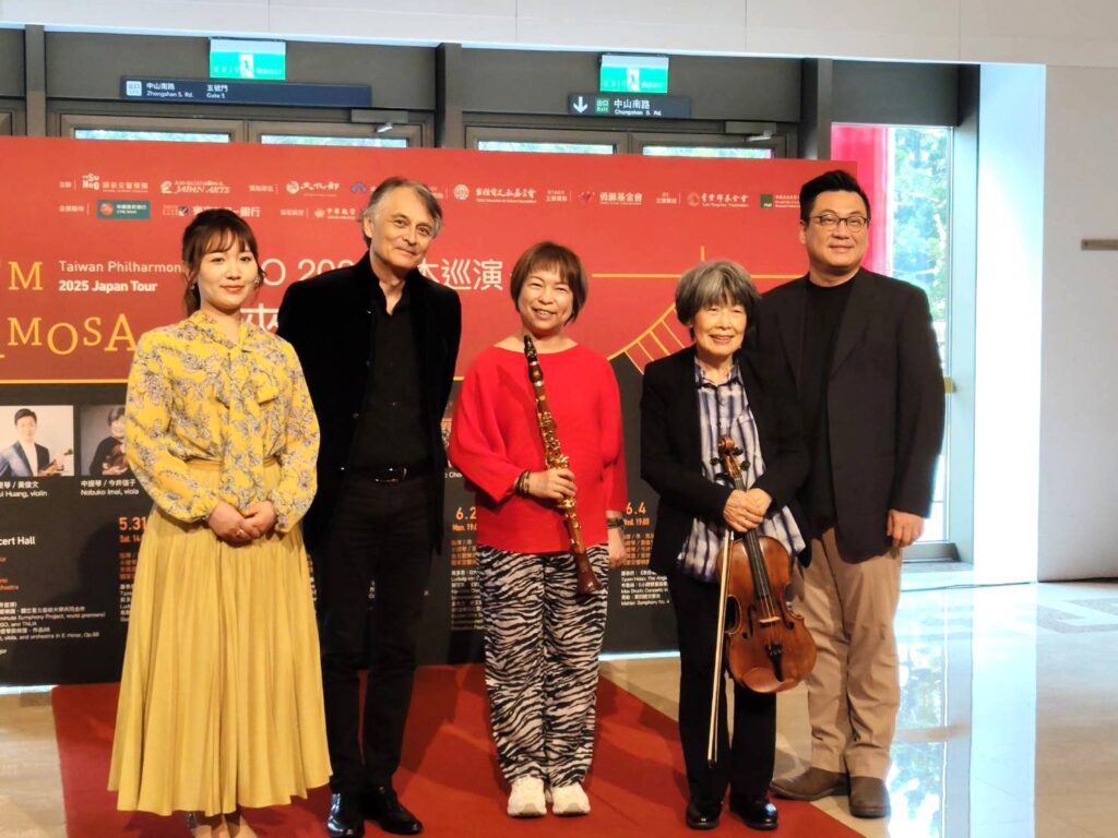 記者會音樂家合影(自左到右)女高音/宮地江奈(Ena Miyachi)、國家交響樂團音樂總監/準.馬寇爾、國家交響樂團單簧管首席/朱玫玲、中提琴家/今井信子(Nobuko Imai)、台北愛樂合唱團音樂總監/古育仲。(記者 陳安婷/攝)