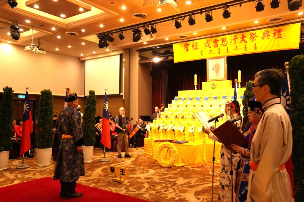 「成吉思汗祭典」在臺傳承迄今已74年，儀式遵循古禮，向成吉思汗像獻花、獻香、獻爵、獻帛及宣讀祭文。 (1)