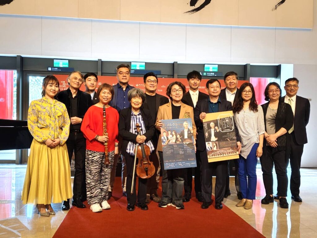 (前排左起)女高音宮地江奈、國家交響樂團單簧管首席朱玫玲、中提琴家今井信子、文化部王時思次長、台積電文教基金會執行長許峻郎、勇源教育發展基金會副執行長王毓麟、財團法人許遠東先生暨夫人紀念文教基金會董事謝馥光、中國信託銀行東京之星銀行國際業務管理部部長胡欣可副總等合影。(記者 陳安婷/攝)