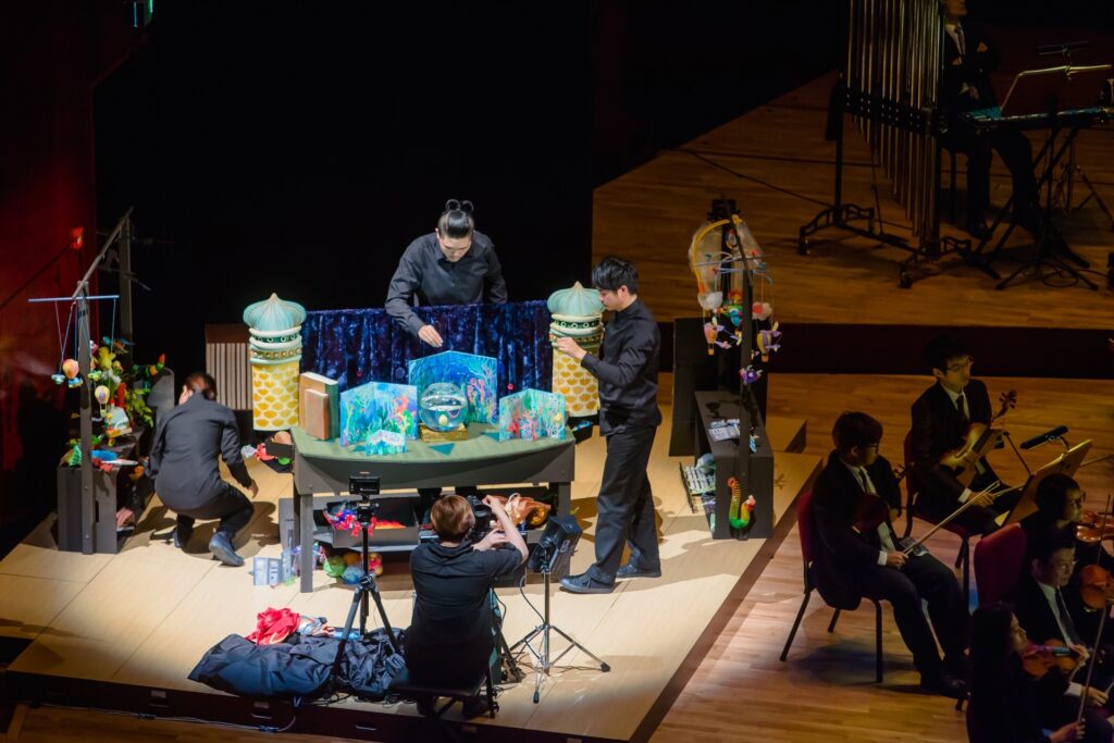 國家交響樂團、國家青年交響樂團、信誼基金會與無獨有偶工作室劇團攜手合作《狗汪汪與神奇玩具屋》演出紀錄照。（圖/王永年提供）