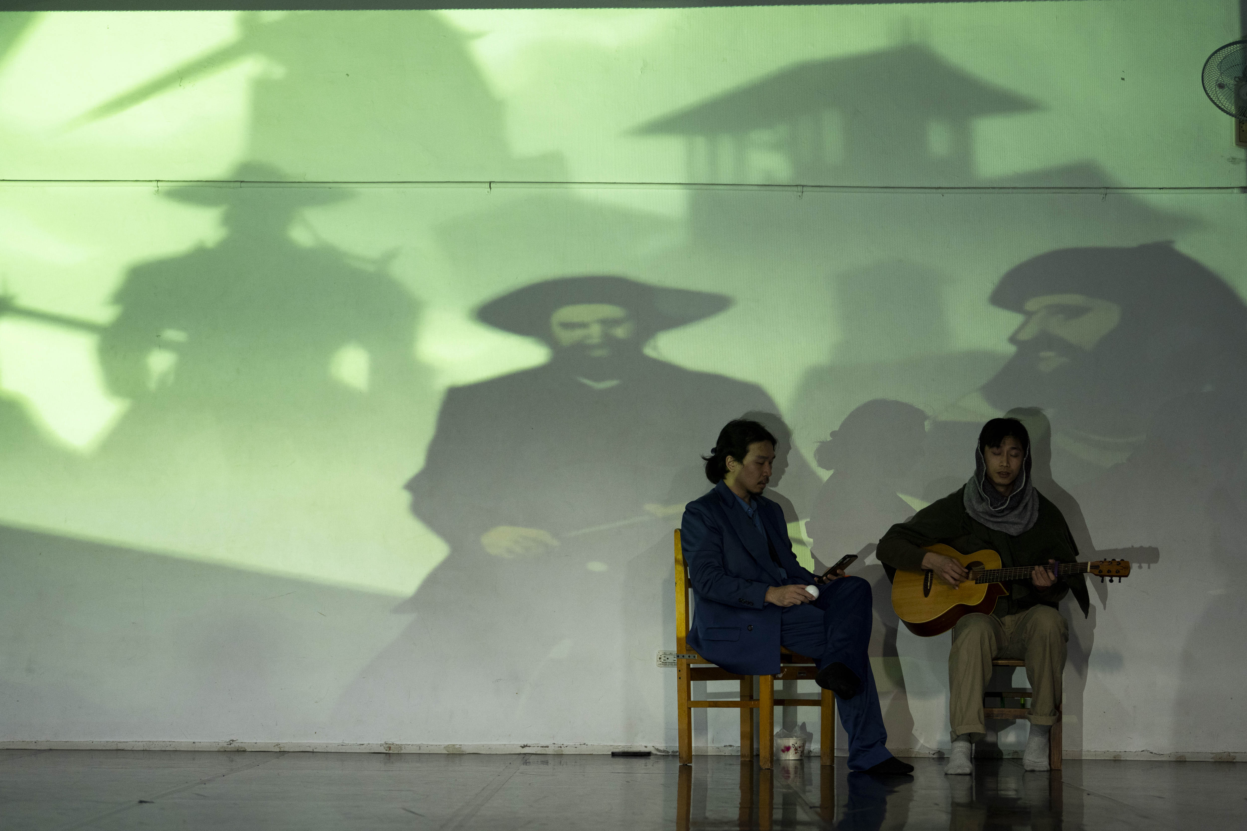 2025 NTT Arts Nova─新藝計畫 熊世翔✕洪翊博《日夜顛倒的唐吉訶德》，以小說《唐吉訶德》作為靈感，打造融合東西與今昔元素的沉浸式體驗，叩問荒唐世界的虛實命題。（圖/臺中國家歌劇院提供）