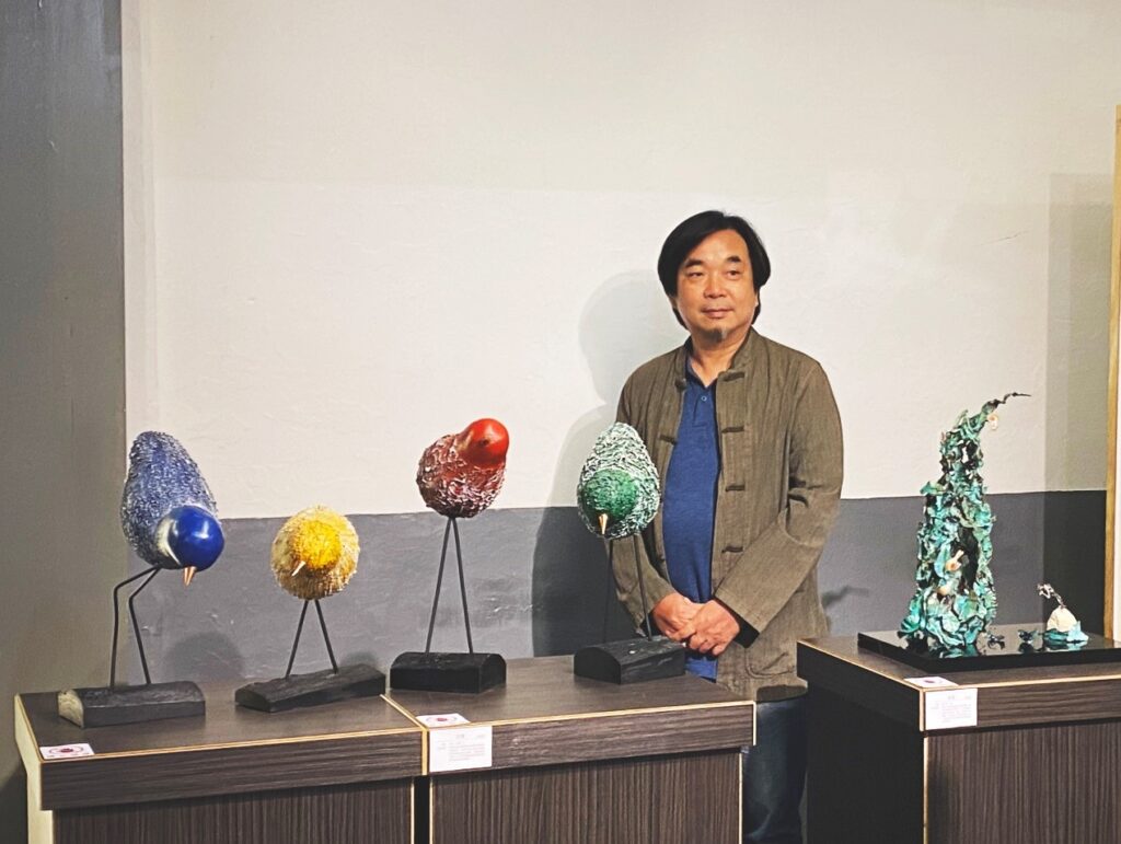 第四屆臺中市工藝師何堂立老師與作品合照。(圖/文化局提供)