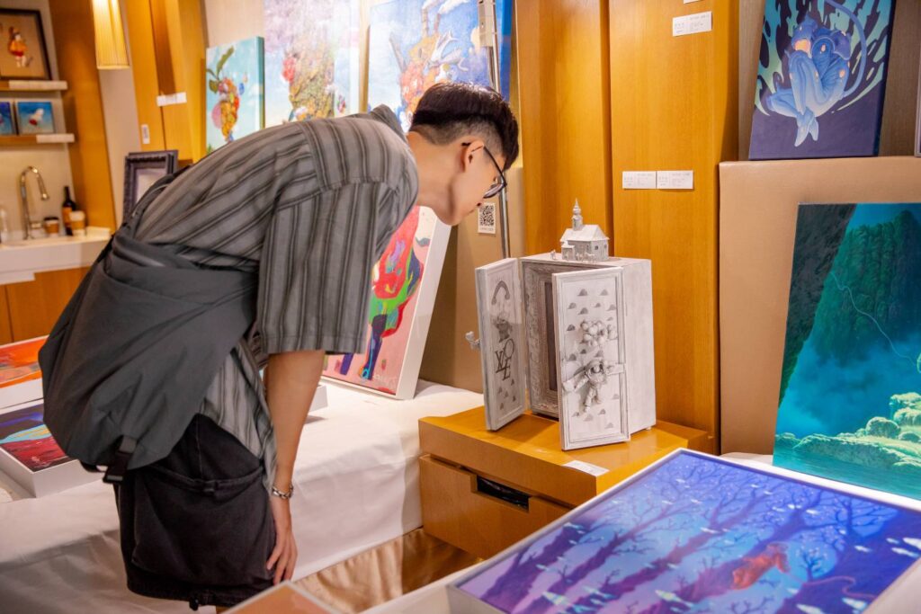 ▲民眾已經熟悉與習慣在酒店房間所舉行的畫作交流型態。(圖/畫廊協會 提供)