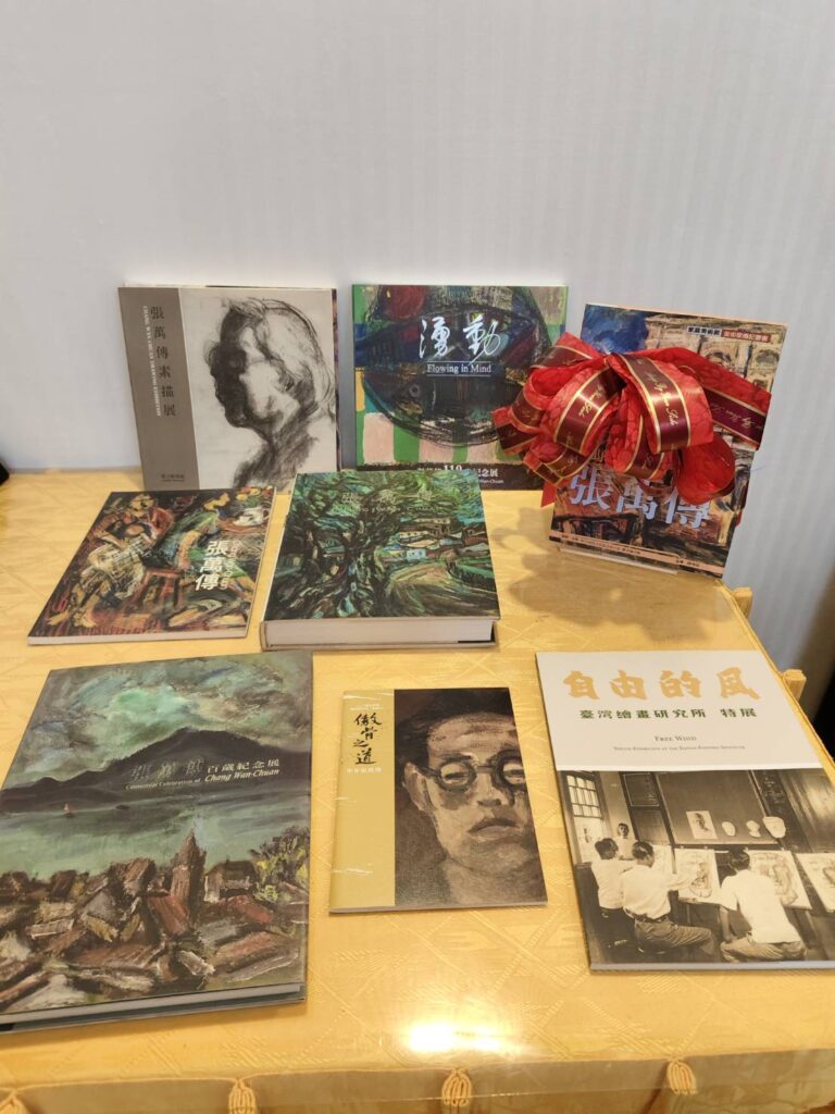 張萬傳家屬致贈國圖的張萬傳主題圖書。(記者 陳安婷/攝)