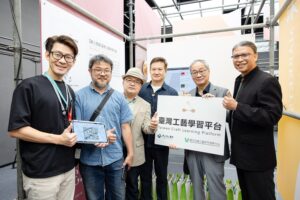 文化部長李遠(右二)、工藝中心主任陳殿禮（右一）、臺灣工藝之家理事長謝嘉亨(左三)於「2025臺灣工藝季」展示「臺灣工藝學習平台」成果