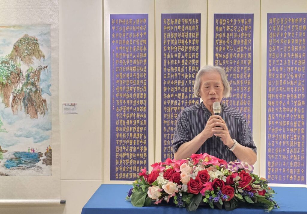 ▲一銀文教基金會董事也是知名油畫家的詹阿水,以自身創作的「水中作畫」剖析創新與獨特畫技與老師們交流互動。(記者 辛澎祥/攝)