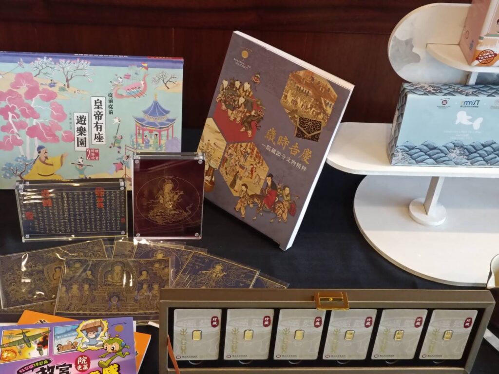 ▲故宮紀念商品多元且具質感。(記者 辛澎祥/攝)
