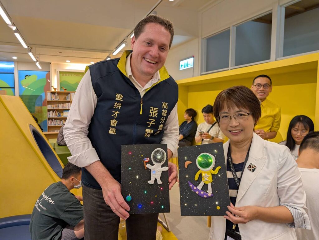 ▲臺文館邀請美國在台協會高雄分處處長張子霖(左)臺文館館長陳瑩芳與小朋友同歡樂。(圖/臺文館 提供)