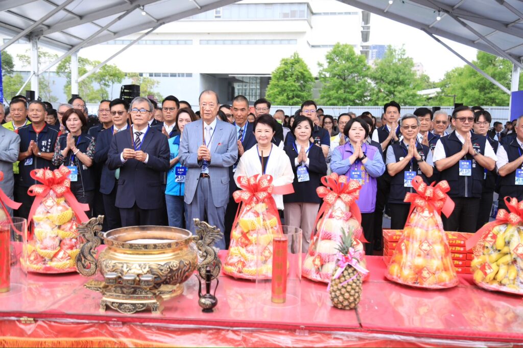 中國醫藥大學美術館動土,台中市長盧秀燕、中國醫藥大學曁醫療體系董事長蔡長海等貴賓虔誠祝福。(圖/文化局提供)
