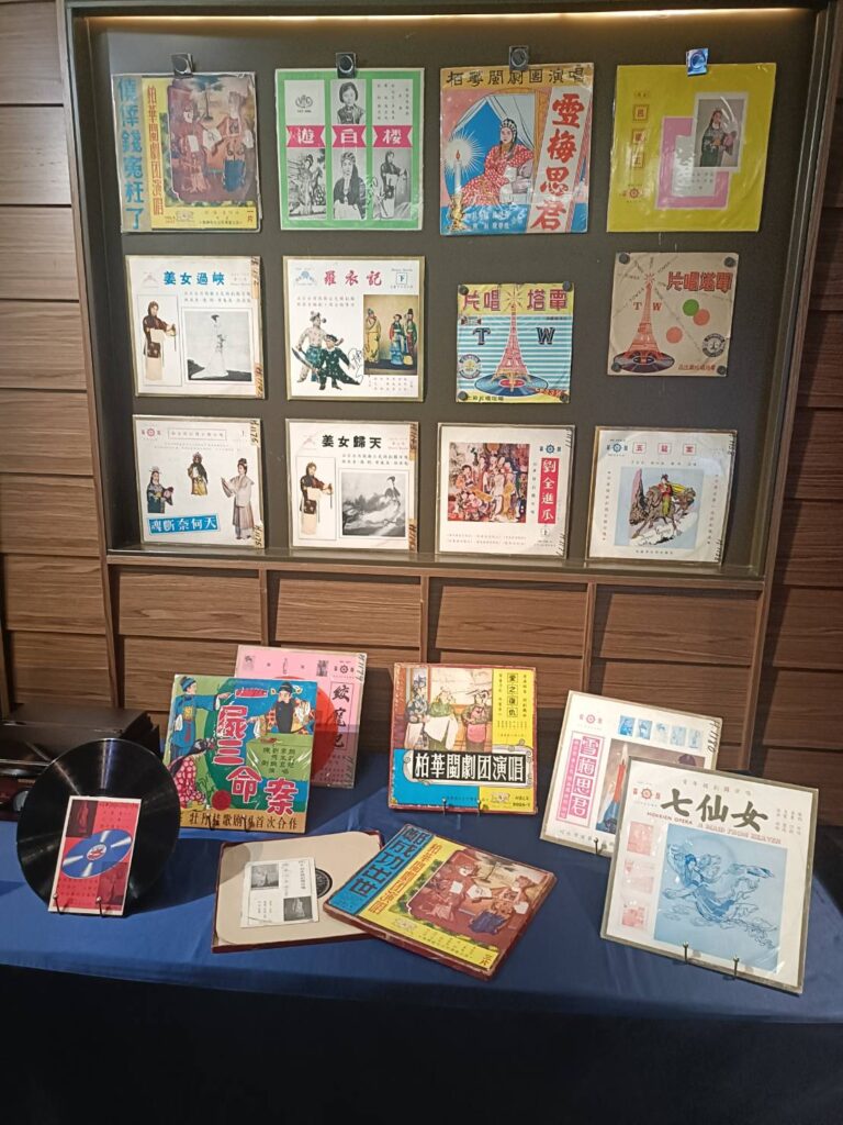 ▲現場陳列展示陳剩老師的影音出版品。(記者 辛澎祥/攝)