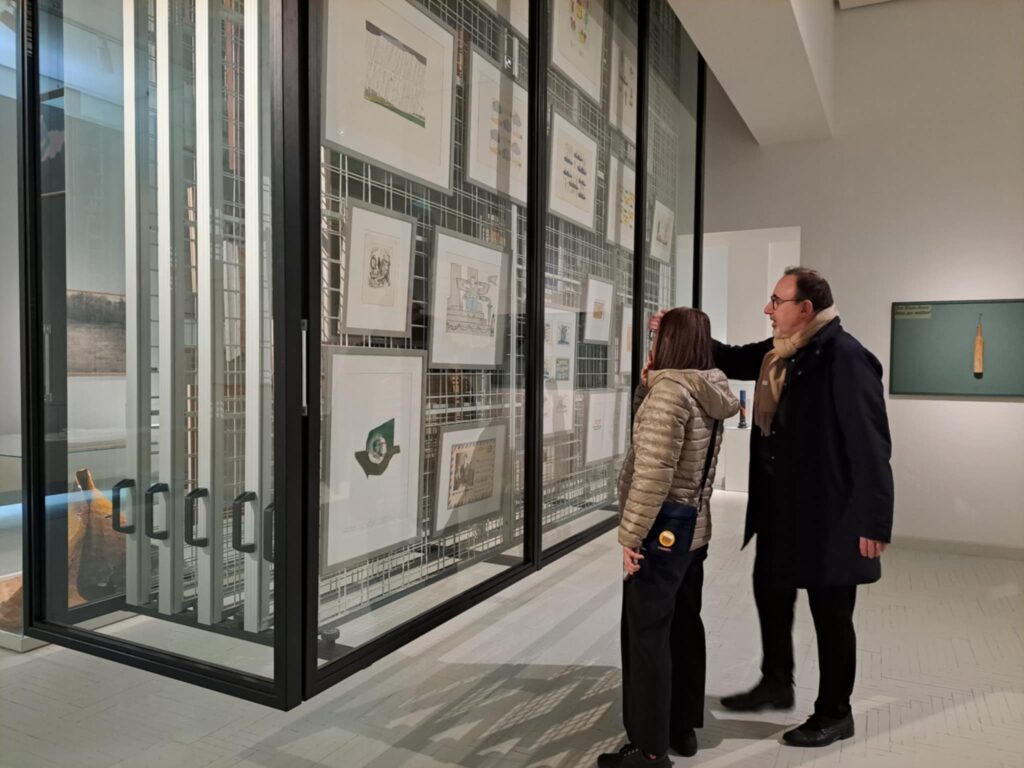 立陶宛國家美術館總館長Dr. Arūnas Gelūnas（右）為國立臺灣美術館陳貺怡館長介紹該館館藏。（圖/國美館提供）