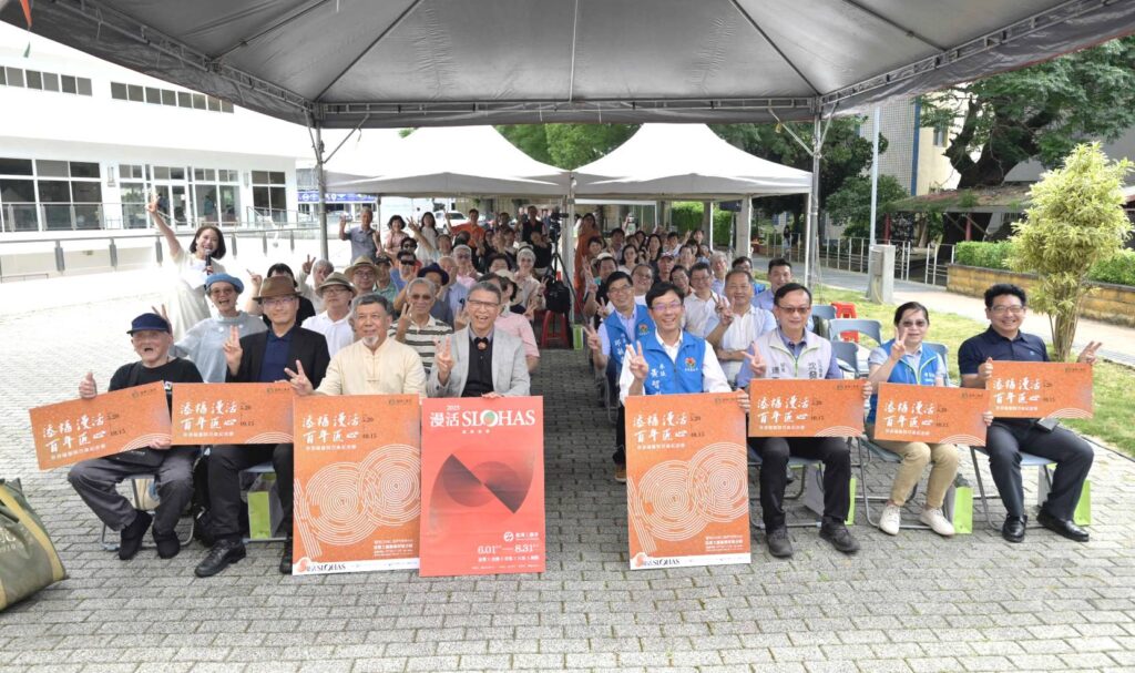 ▲出席林添福藝師百歲紀念展的貴賓,開幕式上合影留念。(圖/工藝中心 提供)