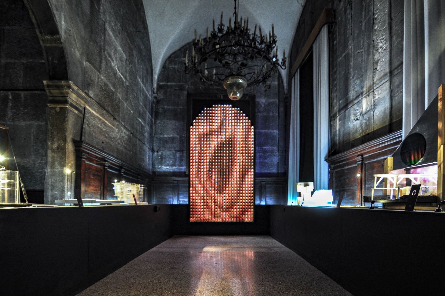 第19屆威尼斯建築雙年展臺灣館「光明燈牆」，由數個光明燈組合而成，背面佈滿發光裝置的控制晶片和線路，如同一座傳統信仰邁向科技未來的媒介和演化象徵。（國美館提供）