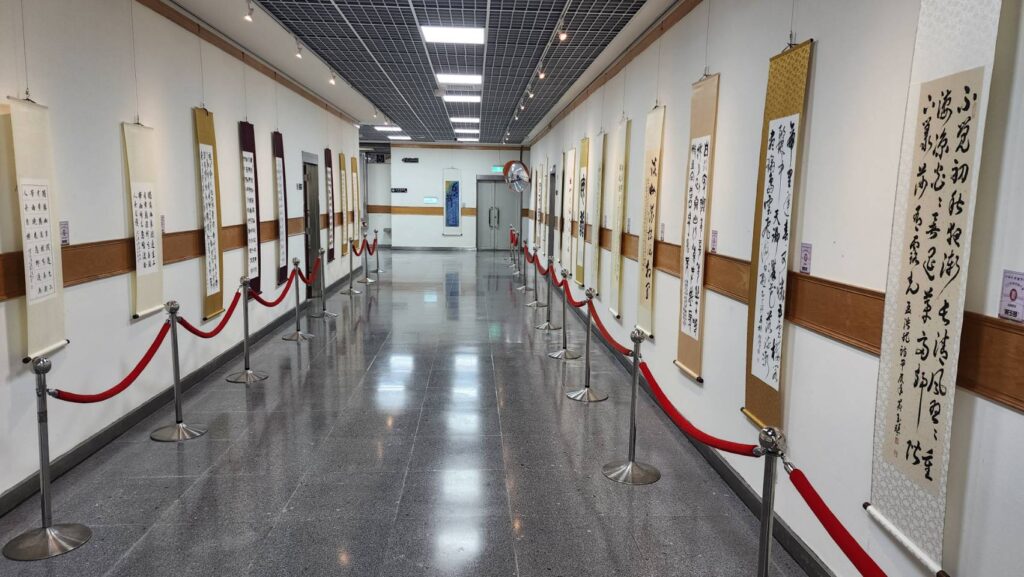 ▲在台北市議會藝廊展出中的名家揮毫與各組得獎人作品,顯得相當豐富且具文采。( 記者 辛澎祥/攝)