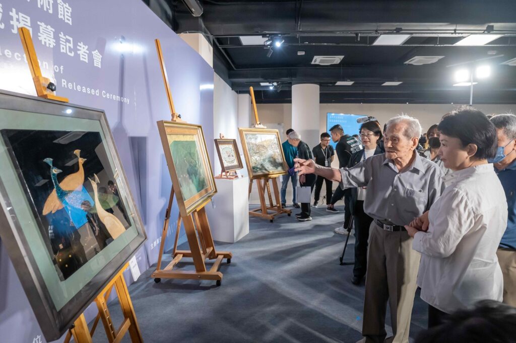 王清霜藝術家向市長介紹作品。(圖/文化局提供)