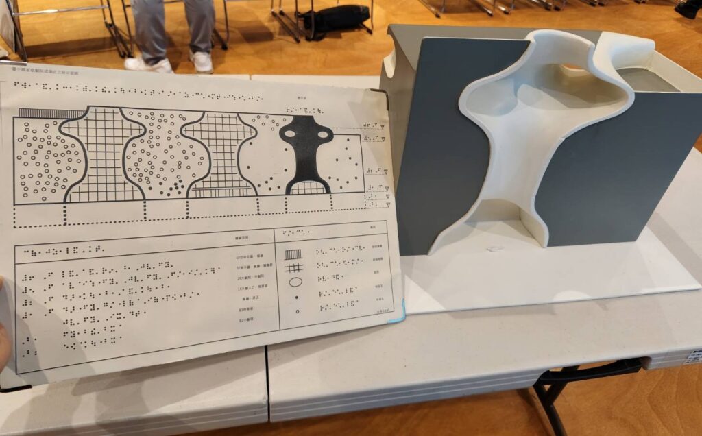 歌劇院特別製作凹凸不平的建築平面圖以及立體建築模型輔具。(記者 陳安婷/攝)