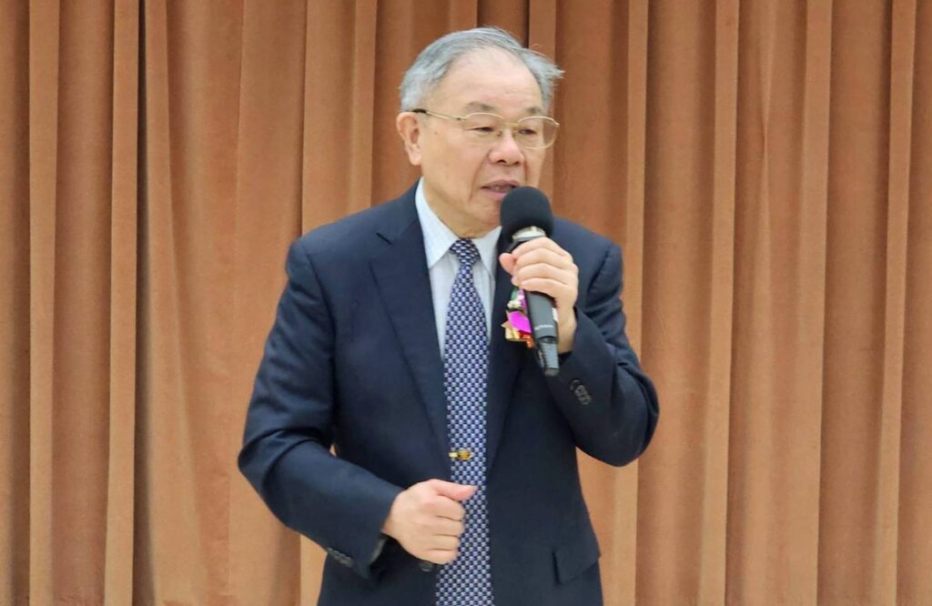 ▲中華民國書學會會長張炳煌教授,致詞時說明書學會歷經33年不間斷的辦理新春開筆揮毫活動的意義,期盼更多的民眾學童加入學習書法行列。(記者 辛澎祥/攝)