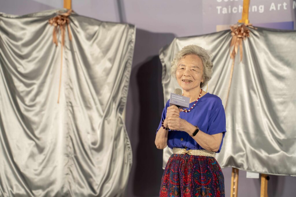 陳銀輝夫人楊淑貞女士相信交由臺中市政府收藏照顧先生的作品,為最好的安排。(圖/文化局提供)