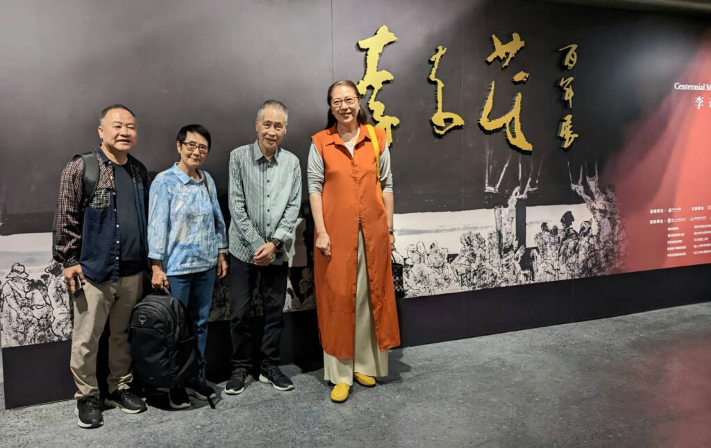▲日前來台期間前往歷史博物館觀賞李奇茂百歲紀念展,黃孝逵老師(右二)與夫人(左二)及設計師梁志榮(左一)受到李奇茂女兒李安榮教授的導覽接待,並開心合影留念。(圖/李安榮 提供)