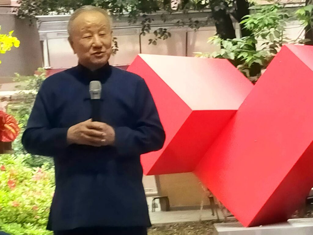 ▲當代水墨畫大師劉國松在書中呈現他在藝術領域的多元丰采。(記者 辛澎祥/攝)