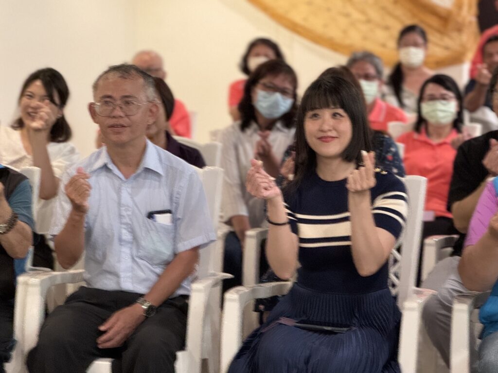 ▲Emily Kuo (右)推出複合媒材人像展,備受矚目。(圖/臺東生活美學館 提供)