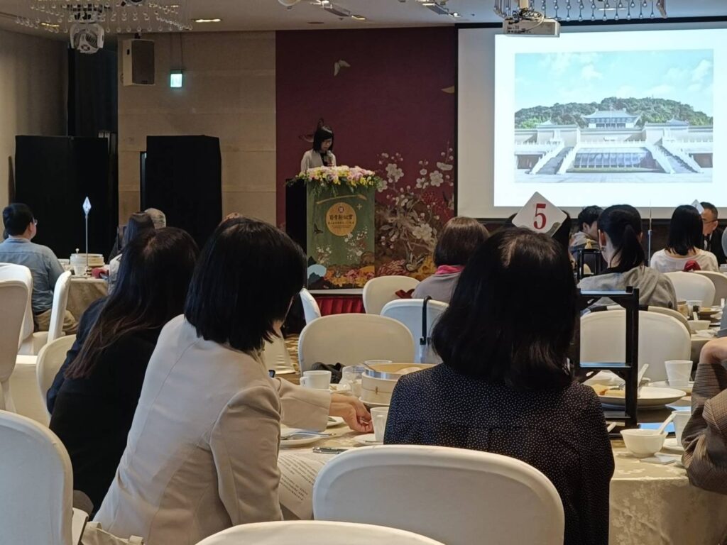 ▲故宮副院長余佩瑾說明故宮百年南北院大展與國際交流展覽的內容。(記者 辛澎祥/攝)