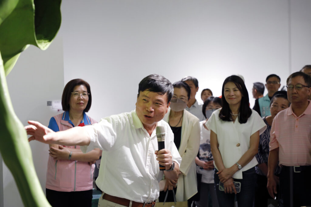 ▲藝術家林正仁為來賓進行作品導覽。(圖/宜蘭縣文化局 提供)