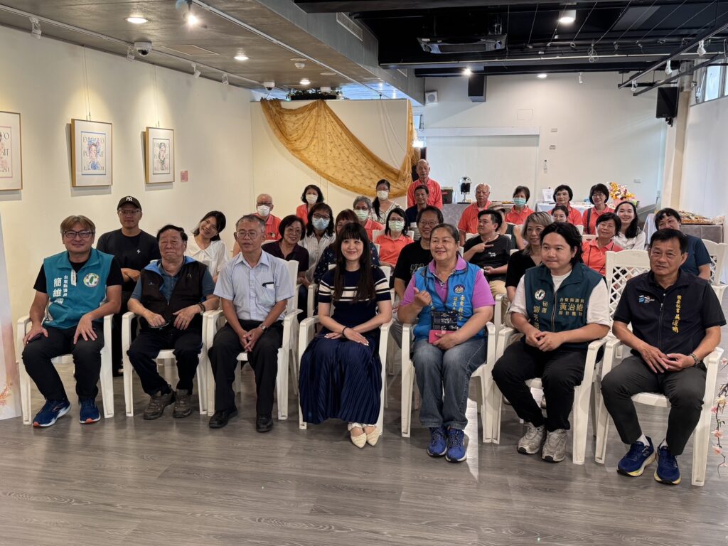▲出席個展開幕式的各界貴賓開心合影留念。(圖/臺東生活美學館 提供)