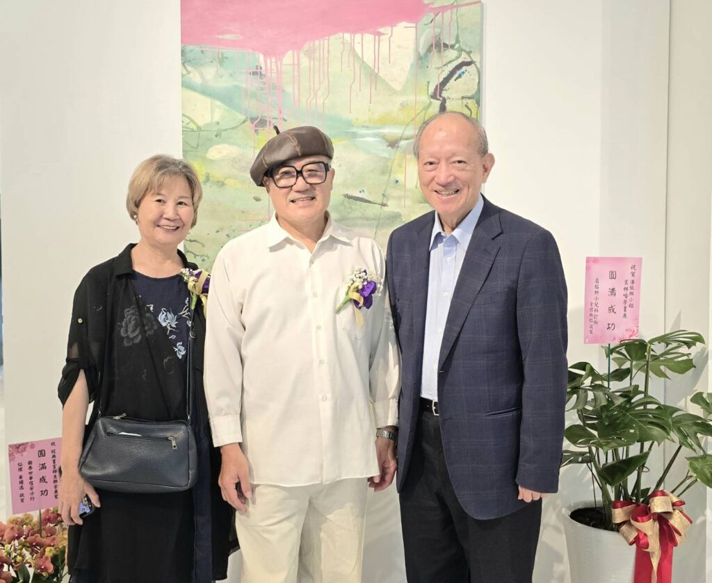 ▲參展藝術家劉玉燕(左起)陳文輝老師與立法院前副院長鍾榮吉,在展場開心合影留念。(記者 辛澎祥/攝)