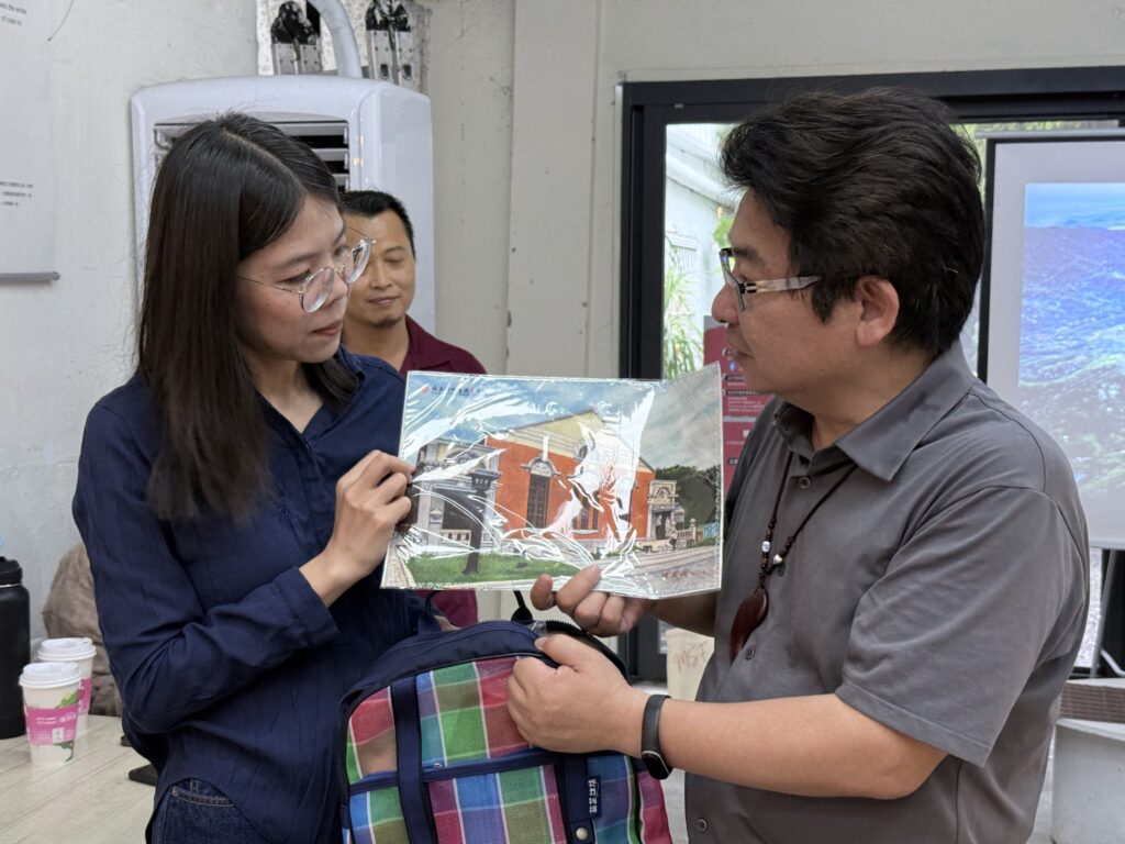 苑裡鎮劉育育鎮長(左)與葉于正館長合影。(圖/竹美館提供)
