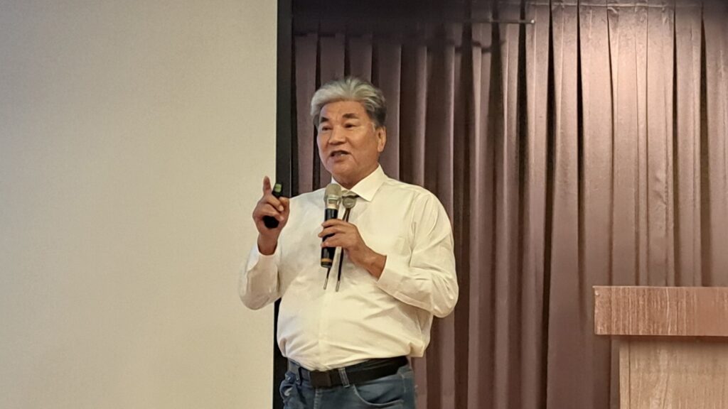 內政部前部長李鴻源教授以為地球布施為題在大墩文化中心演講。(圖/大墩文化中心提供)