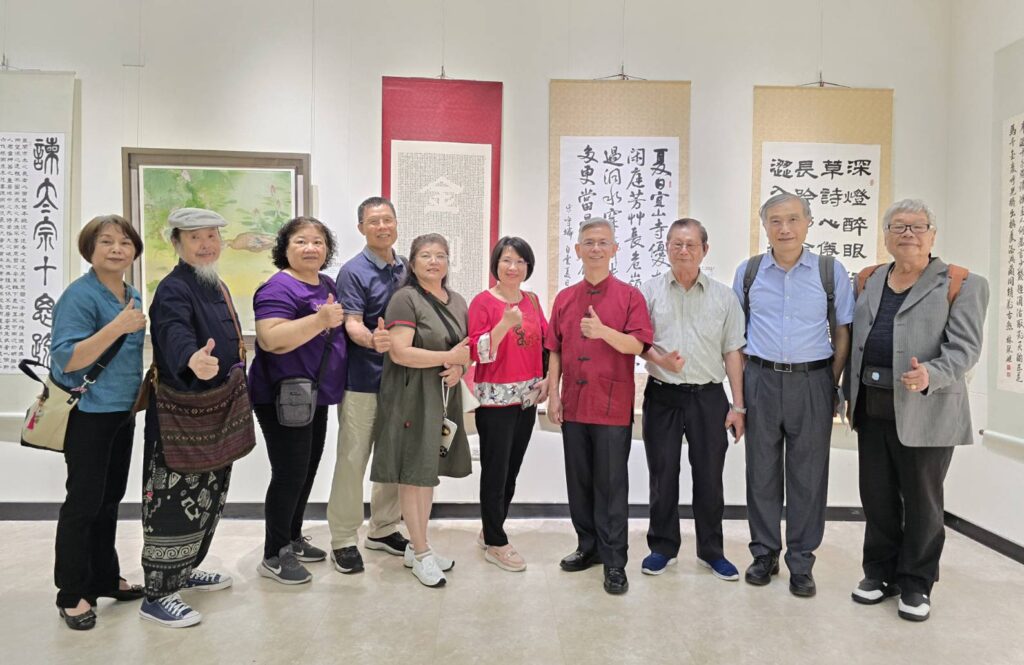 ▲參展老師們在展場開心的與楊旭堂理事長(右四)交流並合影留念。(記者 辛澎祥/攝)
