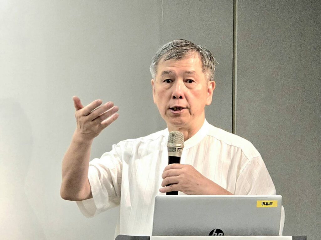 ▲中華孔學會理事長沈禎教授以李奇茂大師不同時期的創作與遊歷,說明大師的人格特質與藝術修為。(記者 辛澎祥/攝)