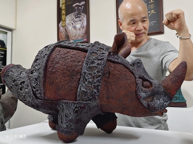 第四屆臺中市工藝師陳金旺老師與作品合照。(圖/文化局提供)