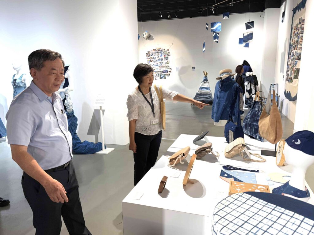 水源地文教基金會董事長葉晉玉(左)帶領社區居民和青年設計團隊振興頭汴坑藍染工藝。(圖/纖維工藝博物館提供)