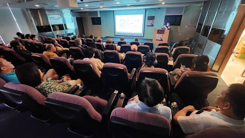▲演講廳坐無虛席,都是來聽取張炳煌教授的精闢演講的民眾,從e筆到AI的講述過程毫無冷場。(記者 辛澎祥/攝)