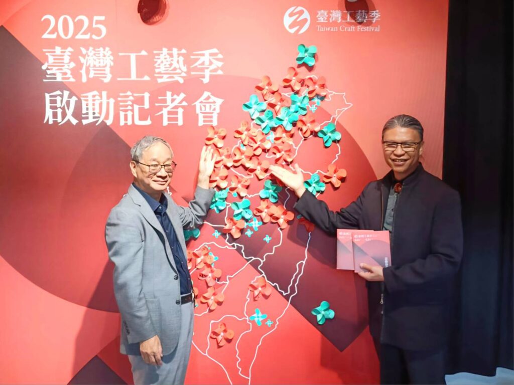 ▲文化部長李遠(左)與工藝中心主任陳殿禮,共同在工藝漫遊地圖合影留念。(記者 辛澎祥/攝)