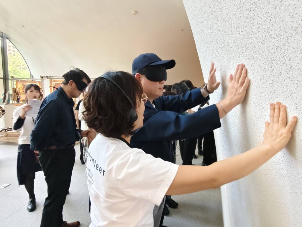 歌劇院友善服務從建築導覽為起點,志工帶領民眾以手觸摸牆壁用心感受。(記者 陳安婷/攝)